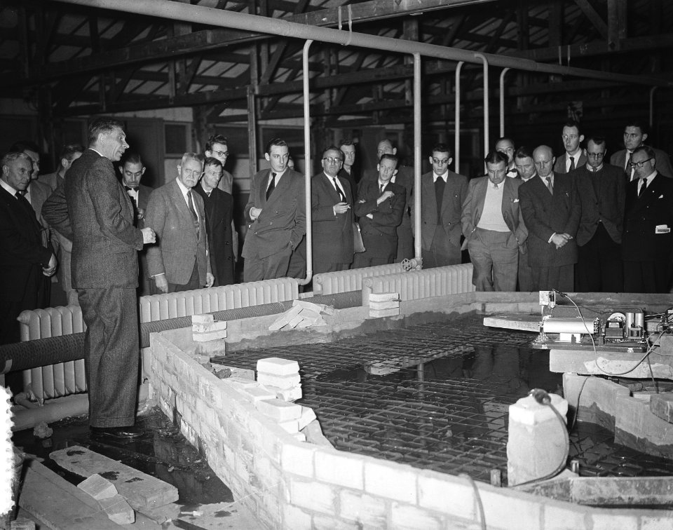 In het Waterloopkundig Laboratorium in Delft heeft directeur prof. ir. J.Th. Thi, Bestanddeelnr 906-1143