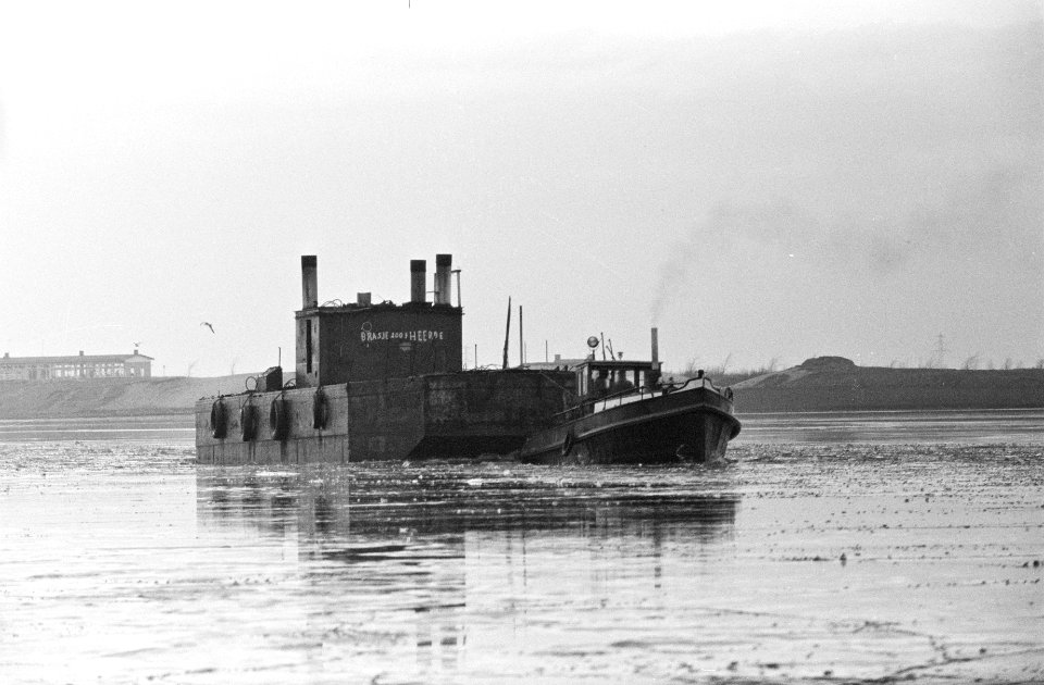 IJsselmeer nog dicht, een sleepbootje met een grote bak er achter begonnen de zu, Bestanddeelnr 915-9132