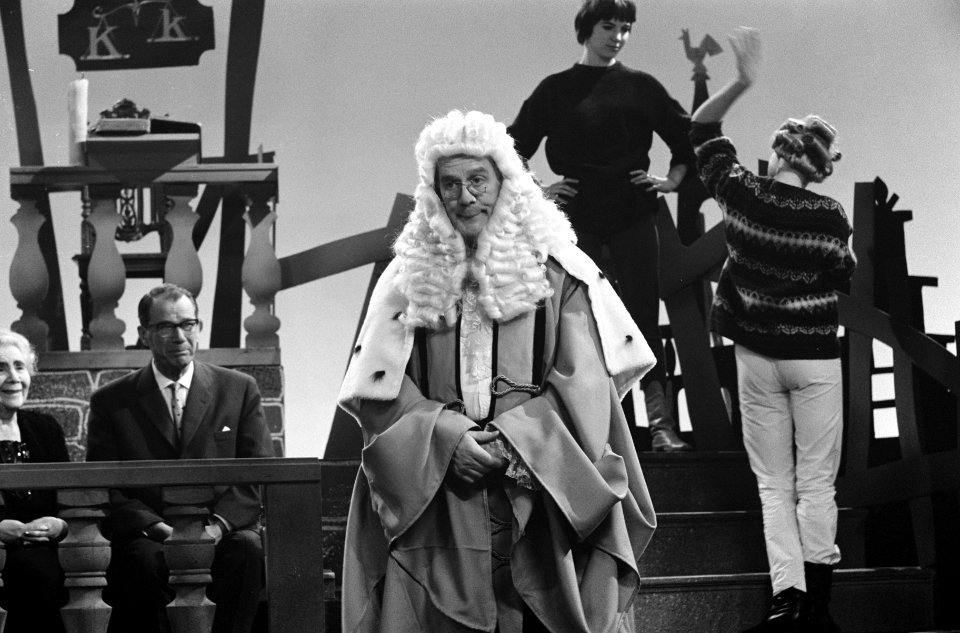 In Holland staat een riddergoed, televiespel voor de VPRO van Willy van Hemert, Bestanddeelnr 913-7170