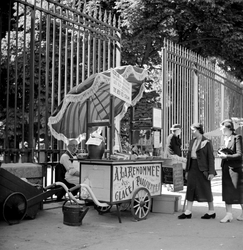 IJscokar en passanten bij de hekken van de Jardin du Luxembourg, Bestanddeelnr 254-2145