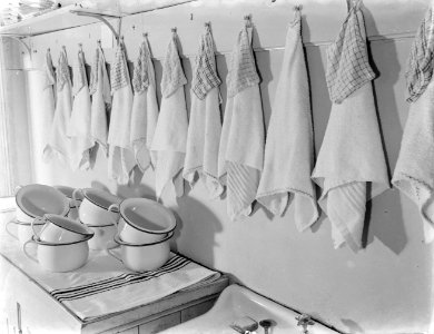 In het Tehuis Annette voor kinderen hangen washandjes en handdoeken boven de p, Bestanddeelnr 252-0383