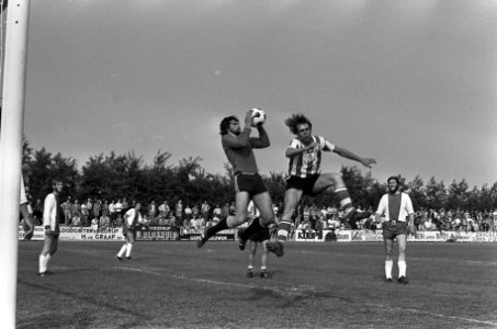 IJsselmeervogels tegen PEC 1-3, KNVB-beker, keeper Jos de Vrijter in duel met ee, Bestanddeelnr 926-6368