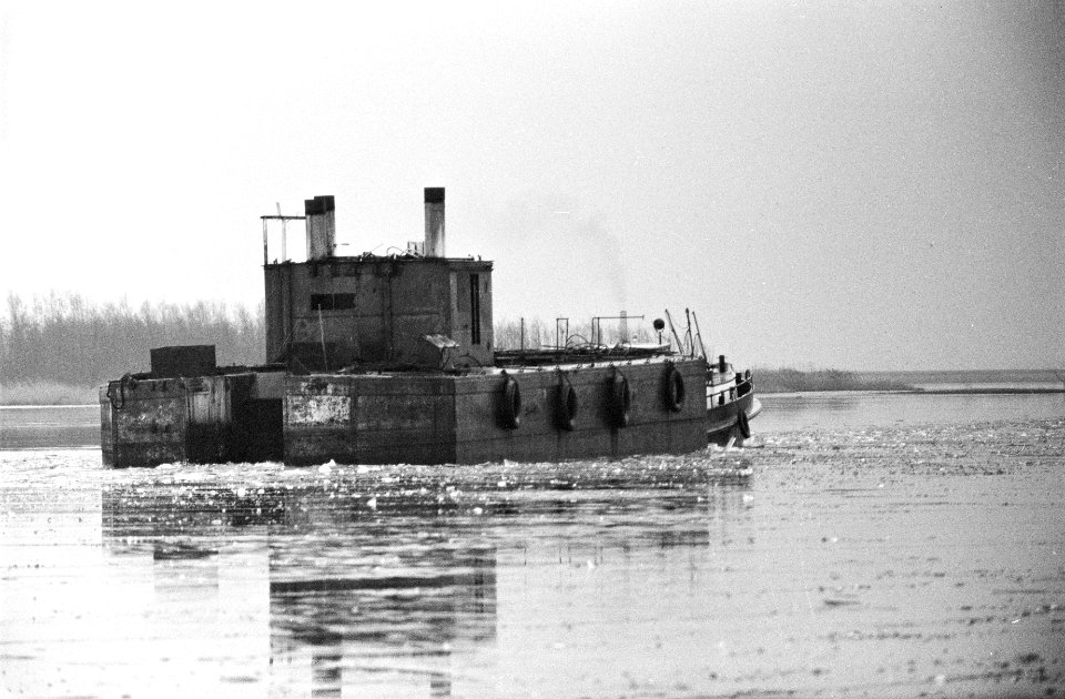 IJsselmeer nog dicht, een sleepbootje met een grote bak er achter begonnen de zu, Bestanddeelnr 915-9133