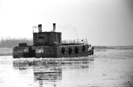 IJsselmeer nog dicht, een sleepbootje met een grote bak er achter begonnen de zu, Bestanddeelnr 915-9133