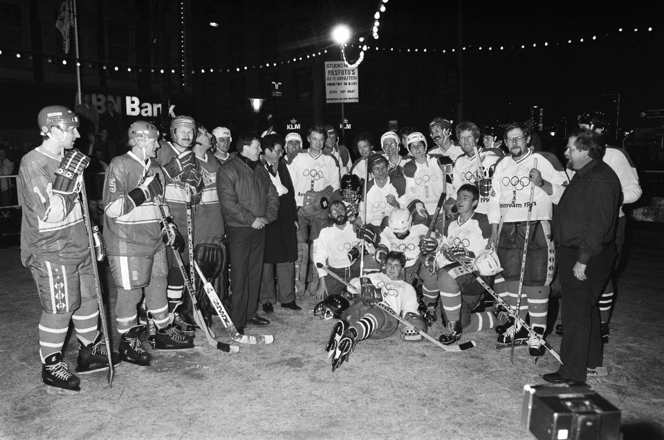 IJshockeywedstrijd op het Leidseplein te Amsterdam tussen leden van college van , Bestanddeelnr 933-5129