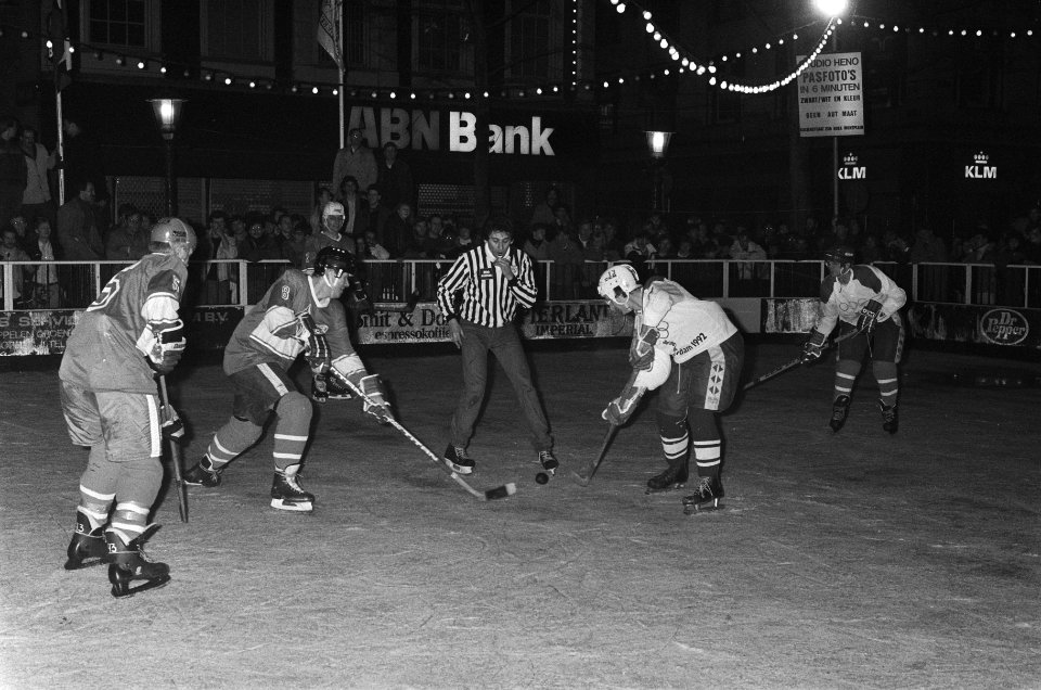 IJshockeywedstrijd op het Leidseplein te Amsterdam tussen leden van college van , Bestanddeelnr 933-5127