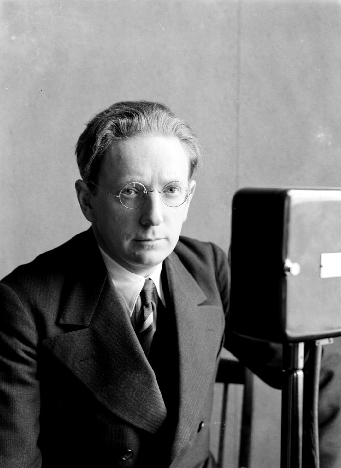 IJslandse componist, musicoloog en dirigent Jón Leifs voor een microfoon, Bestanddeelnr 190-0311