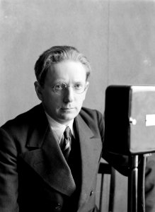 IJslandse componist, musicoloog en dirigent Jón Leifs voor een microfoon, Bestanddeelnr 190-0311
