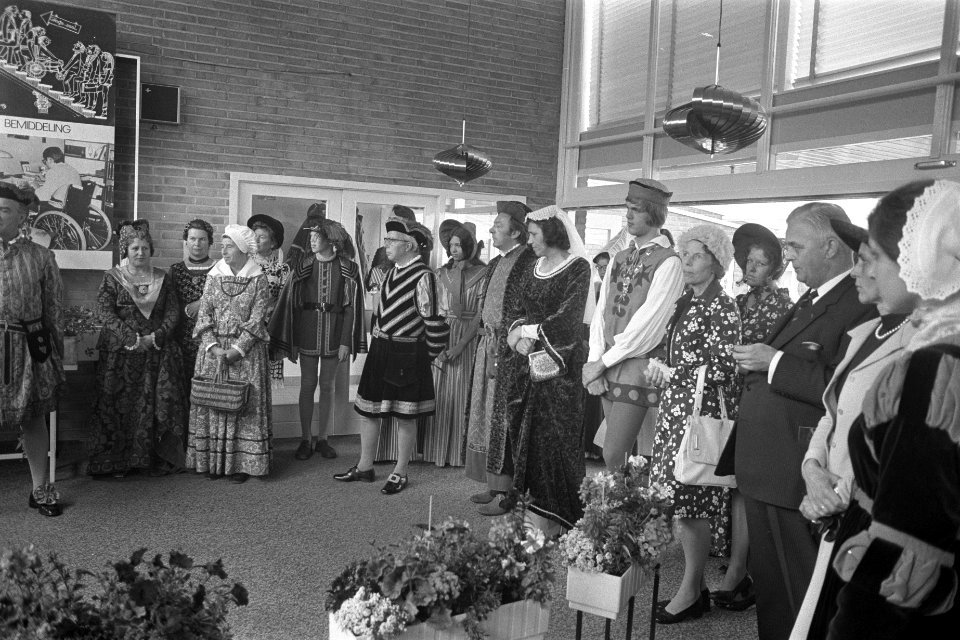 In historisch kostuum gestoken gasten aanwezig op receptie ter gelegenheid van d, Bestanddeelnr 925-7150