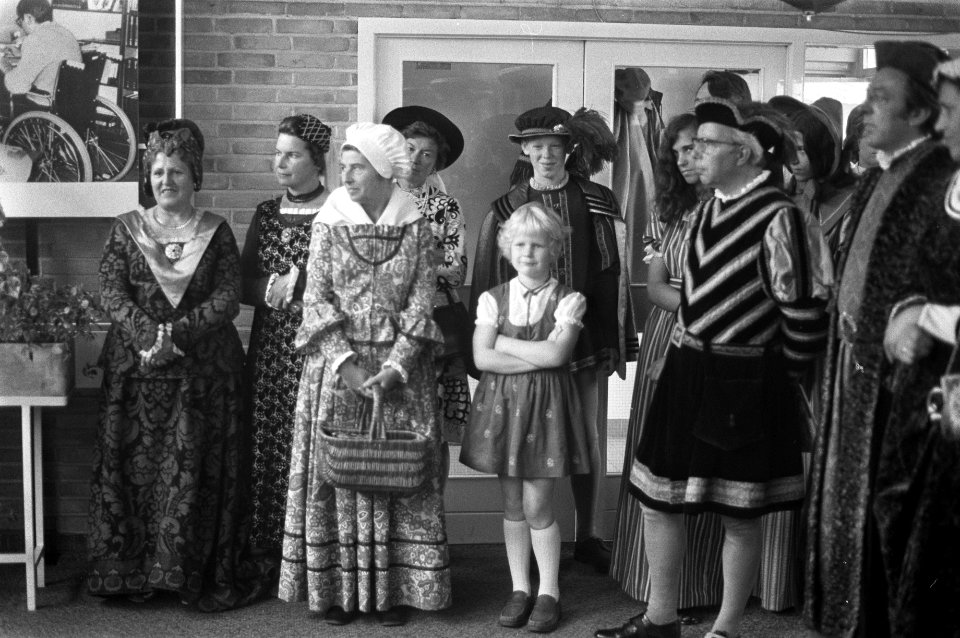 In historisch kostuum gestoken gasten aanwezig op receptie ter gelegenheid van d, Bestanddeelnr 925-7146