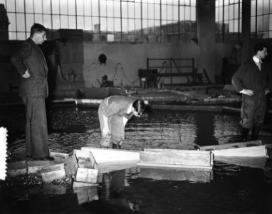 In het Waterloopkundig Laboratorium in Delft heeft directeur prof. ir. J.Th. Thi, Bestanddeelnr 906-1141