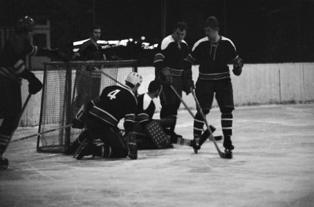 IJshockeywedstrijd AYC tegen Amsteltijgers op Jaap Eden baan Amsterdam 0-8. Spel, Bestanddeelnr 923-1231