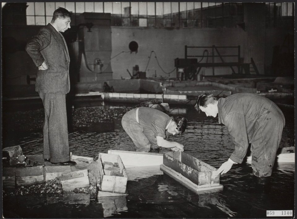 In het Waterloopkundig Laboratorium in Delft heeft directeur prof. ir. J.Th. Thi, Bestanddeelnr 059-1340