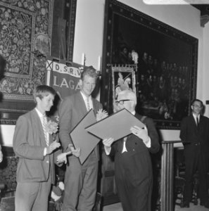 In het stadhuis van Delf ontvangen de roeiers van D.S.R.V. Laga uit handen van d, Bestanddeelnr 919-5551