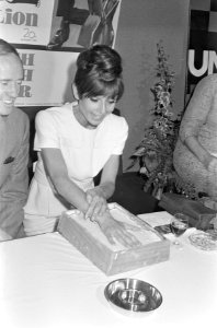 In het Rembrandtpleintheater te Amsterdam maakt Audrey Hepburn een afdruk van ha, Bestanddeelnr 919-5681