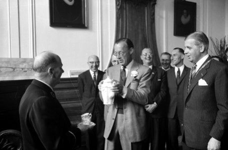 In het stadhuis Prins krijgt koffiepot aangeboden, Bestanddeelnr 913-7497