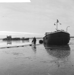 IJsselmeer nog dicht, deze boot ligt al vier weken vast, schipper doet boodschap, Bestanddeelnr 915-9137