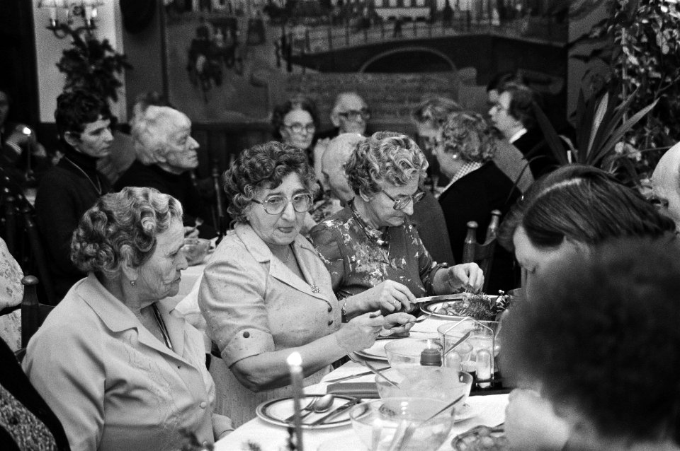 In het Amsterdamse restaurant Poort van Cleve werd een kerstmaal gevierd daarna , Bestanddeelnr 931-2221
