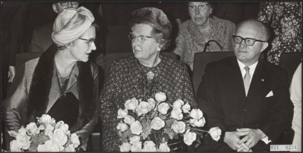 In het Circustheater te Scheveningen heeft koningin Juliana het jubileumcongres…, Bestanddeelnr 021-0238
