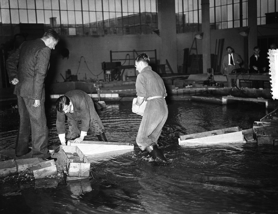 In het Waterloopkundig Laboratorium in Delft heeft directeur prof. ir. J.Th. Thi, Bestanddeelnr 906-1145