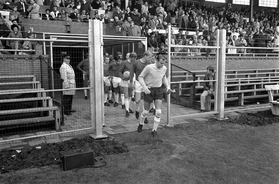 In het Ajax stadion is rond het veld een nieuw hoog hek geplaatst, Bestanddeelnr 921-5947