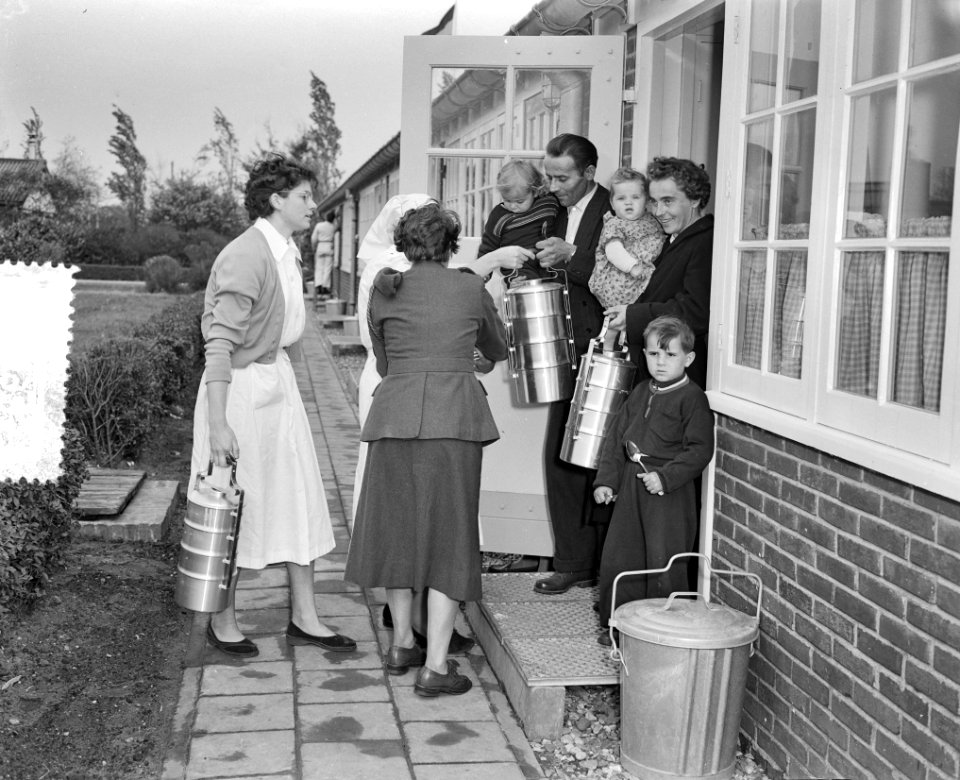 In het opvangkamp voor ontheemden is vandaag de eerste groep vluchtelingen aange, Bestanddeelnr 907-3933