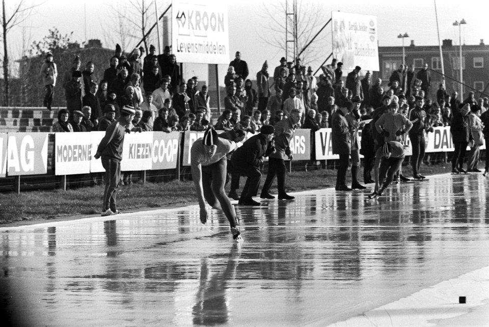 IJsselcupwedstrijden schaatsen, Deventer links A. Schenk , achter hem K. Verker, Bestanddeelnr 924-0297