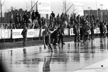 IJsselcupwedstrijden schaatsen, Deventer links A. Schenk , achter hem K. Verker, Bestanddeelnr 924-0297