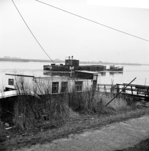 IJsselmeer nog dicht, deze boot ligt al vier weken vast, schipper doet boodschap, Bestanddeelnr 915-9140
