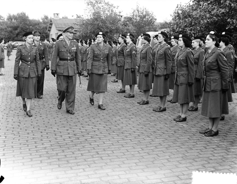 In het Julianakamp in Kijkduin is hedenmiddag het commando van het Vrouwen Hulp , Bestanddeelnr 904-7773
