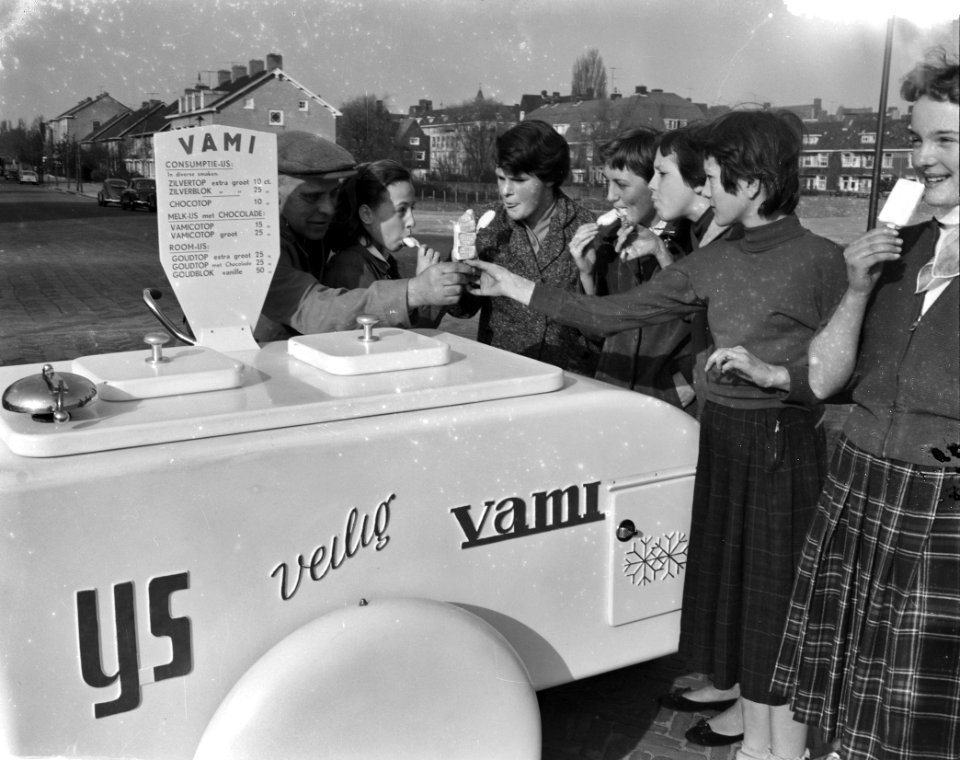IJs eten bij een Vami-wagentje, Bestanddeelnr 908-4127