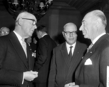In het midden H.H.J. van de Pol, Bestanddeelnr 916-9905