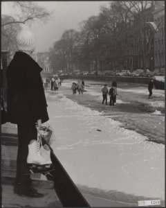 Ijs, grachten, schaatsers, Bestanddeelnr 072-1266