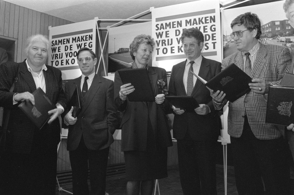 In het midden minister Neelie Smit-Kroes en om haar heen van links naar rechts d, Bestanddeelnr 934-3885