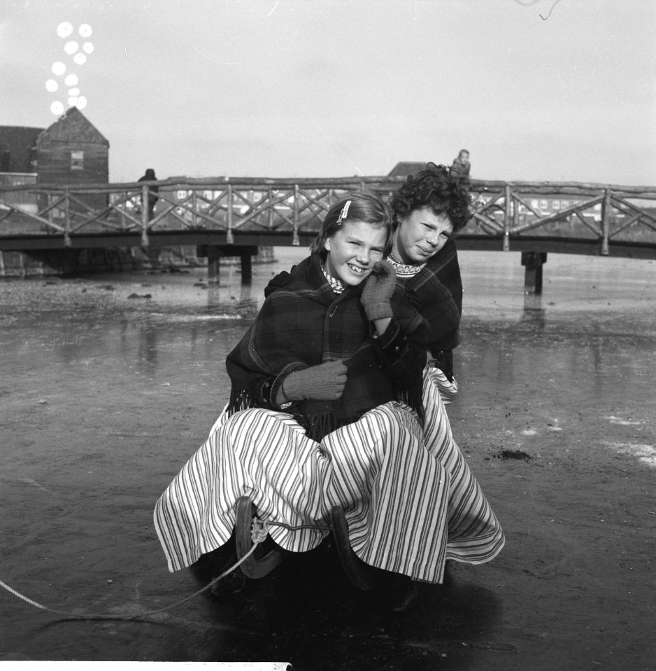 Ijs, winter, klederdrachten, schaatsen, Bestanddeelnr 918-4537