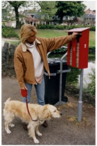 In het Nelson Mandelapark zijn de eerste hondenpoepzakjes van Haarlem te vinden. NL-HlmNHA 54036334
