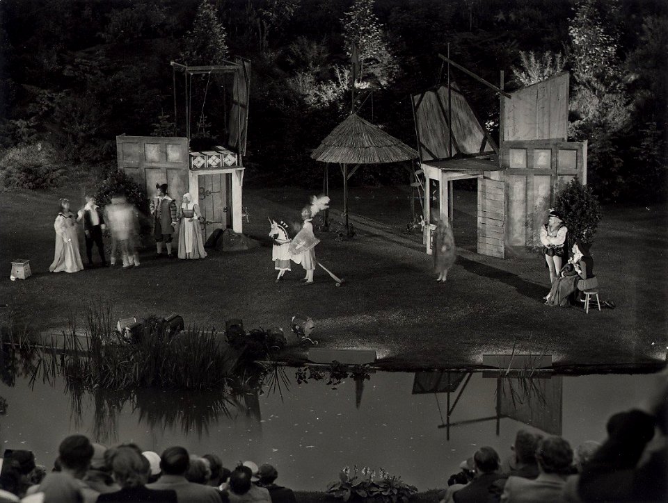 In het Openluchttheater gaf The Young Vic Company in het kader van het Holland Festival de Hollandse première van The Knight of burning Pesle. Aangekocht in 1977 van fotograaf C. de Boer. Id, NL-HlmNHA 54004305