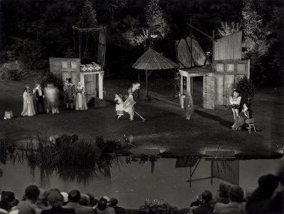 In het Openluchttheater gaf The Young Vic Company in het kader van het Holland Festival de Hollandse première van The Knight of burning Pesle. Aangekocht in 1977 van fotograaf C. de Boer. Id, NL-HlmNHA 54004305