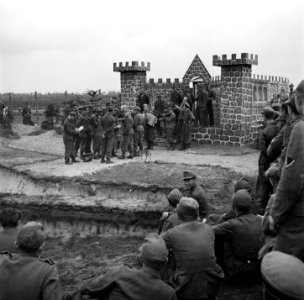 In kamp Harskamp is een bühne gebouwd, waar enkele voorstellingen per dag door, Bestanddeelnr 900-3423