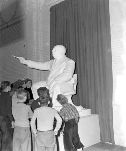In het stedelijk museum te Amsterdam zal van 29 april tot 30 mei ter gelegenheid, Bestanddeelnr 906-4347