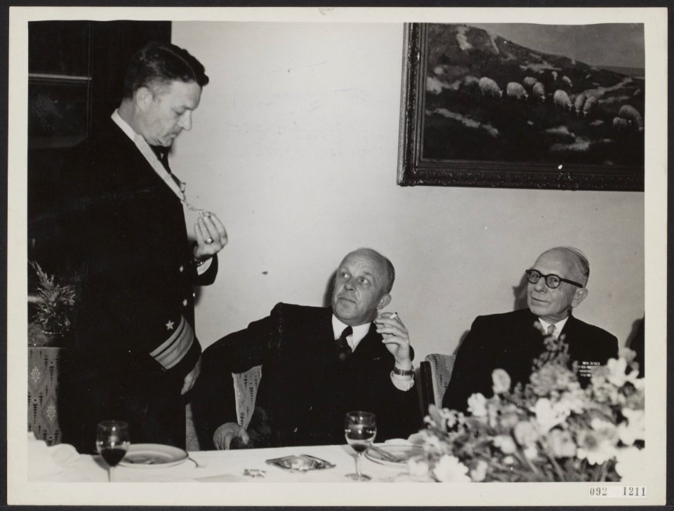 In kasteel Oud-Wassenaar heeft de minister van Oorlog en Marine, ir. C. Staf, aa, Bestanddeelnr 092-1211