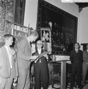In het stadhuis van Delf ontvangen de roeiers van D.S.R.V. Laga uit handen van d, Bestanddeelnr 919-5556