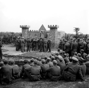In kamp Harskamp is een bühne gebouwd, waar enkele voorstellingen per dag door, Bestanddeelnr 900-3432