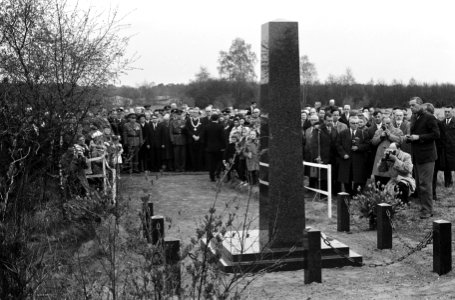 In Leusden is het oorlogsmonument Koedriest onthuld, een monument voor gefusille, Bestanddeelnr 913-8686