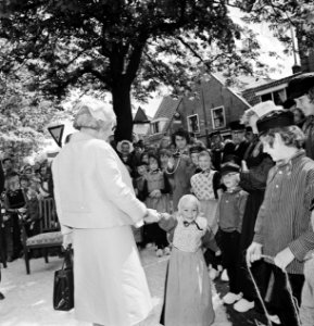 In Laren ontmoet koningin Juliana enkele in klederdracht gestoken kinderen, Bestanddeelnr 927-2382