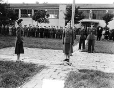 In het Julianakamp in Kijkduin is hedenmiddag het commando van het Vrouwen Hulp , Bestanddeelnr 904-7772