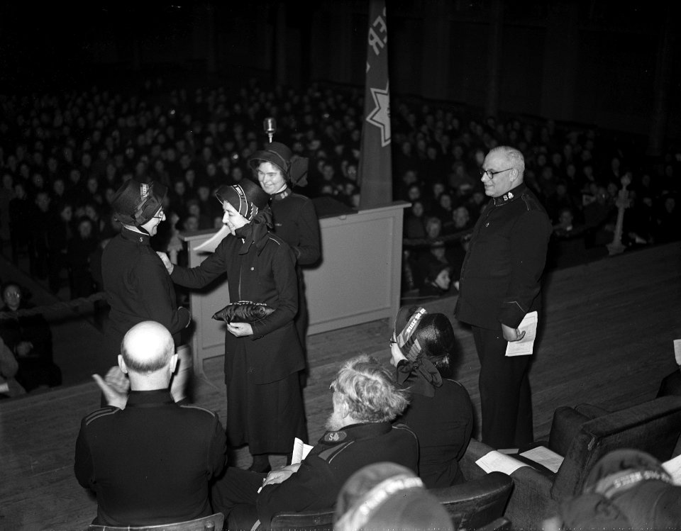 In het Amsterdamse Concertgebouw vindt de uitzending der kadetten van het Leger , Bestanddeelnr 902-0509