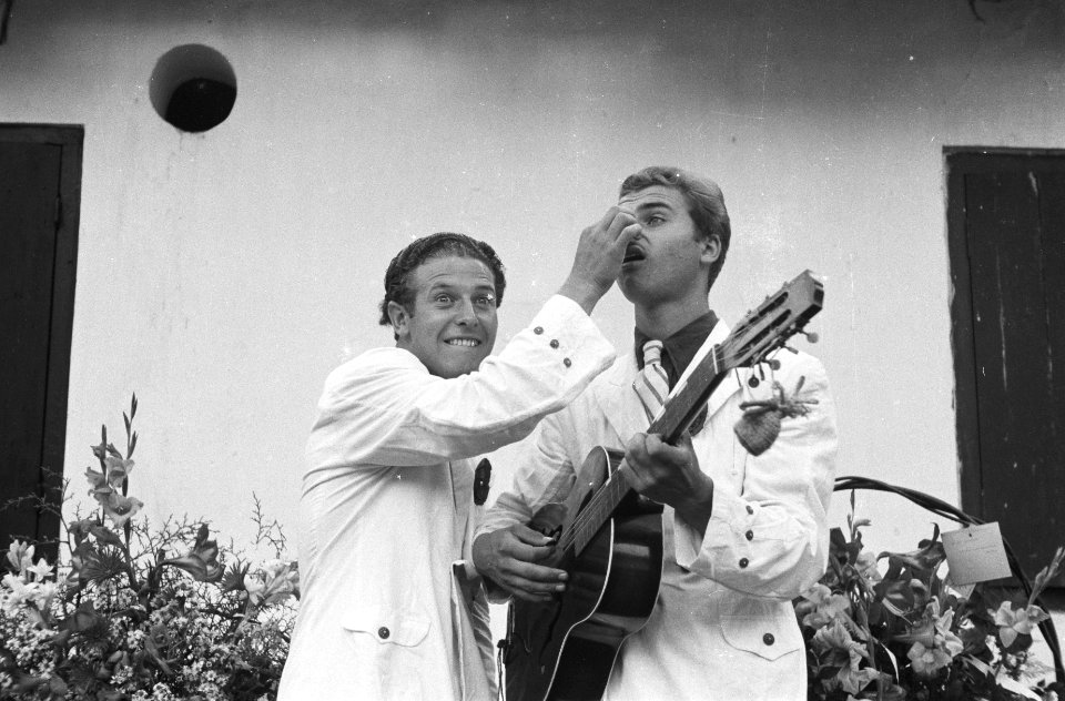 In Makassar werd een nieuwe AMVJ-club geopend. Het Klema-duo (Frits Klein-Wolt e, Bestanddeelnr 501-5-6
