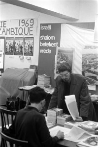 In kader van Vredesweek zijn diverse stands over Biara Vietnam e.d. in Mozeshuis, Bestanddeelnr 922-8131