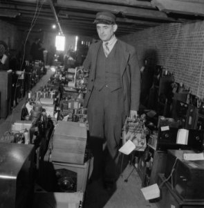 In het gemeentelijk Entrepotdok te Amsterdam bevinden zich duizenden radiotoeste, Bestanddeelnr 900-9379